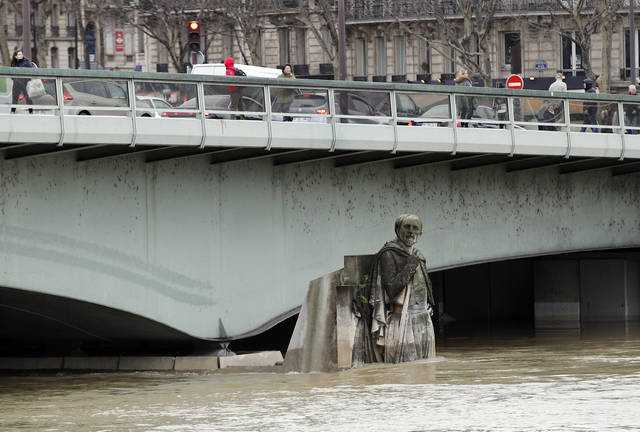 Hundreds evacuated around Paris as Seine keeps rising