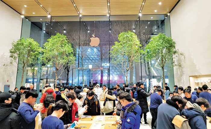 Thousands Turn out as Apple Store Opens in Seoul