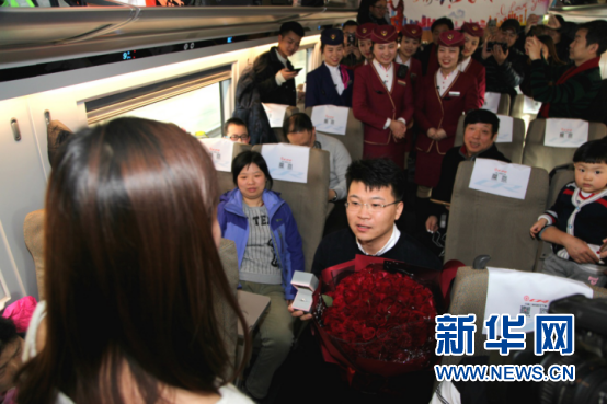 Man proposes to girlfriend on high-speed train