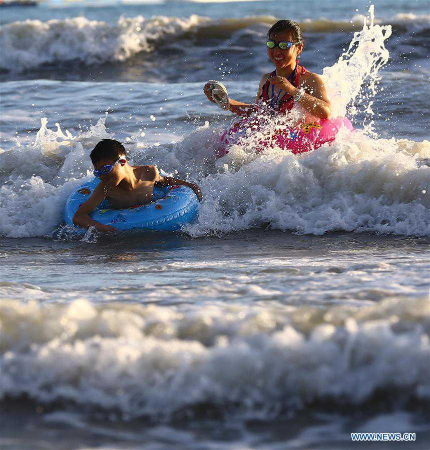 People play amid high temperature in Sanya, S China's Hainan