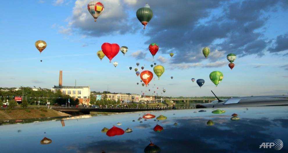 100 hot air balloons fly for Lithuania's 100th birthday