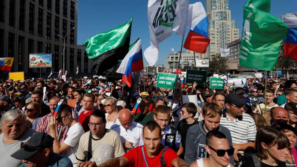 Protestors at Moscow rally chant slogans against Putin