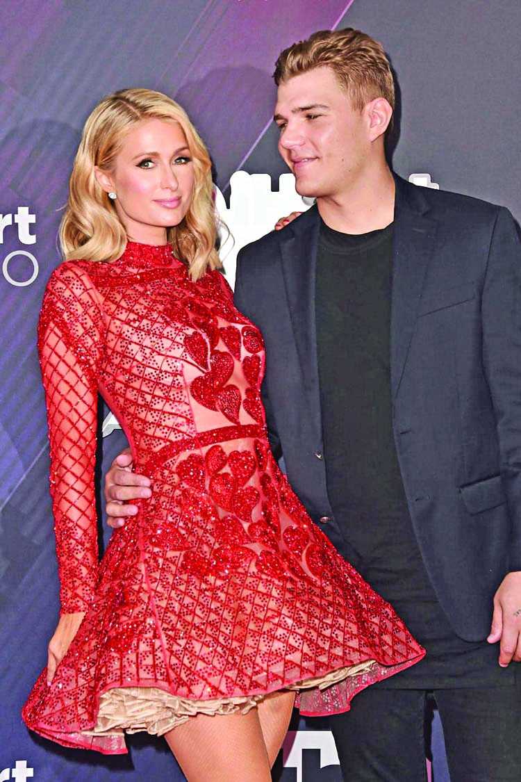 Paris Hilton postpones  wedding with Chris Zylka
