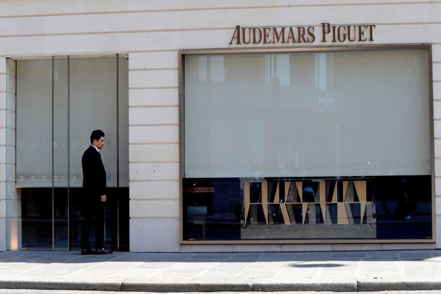 Armed robbers flee with luxury watches after Paris heist