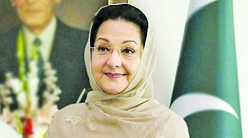 Jailed ex-Pak PM Nawaz Sharif’s wife, Begum Kulsoom, dies in London