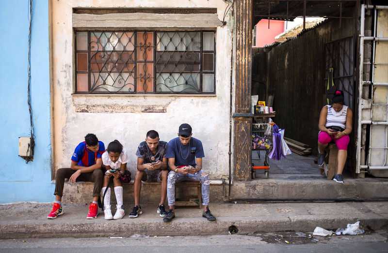 Cuba starts internet access for mobile phones