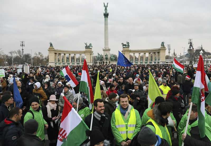 Hungarians continue rally against govt measures