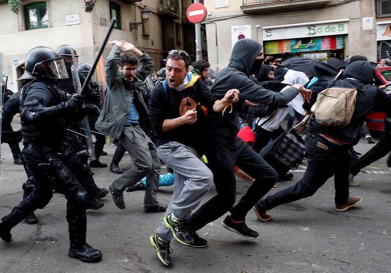 Police arrest 13 amid Spanish Cabinet visit