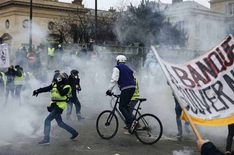 France: Year's 1st yellow vest event brings tear gas, fires