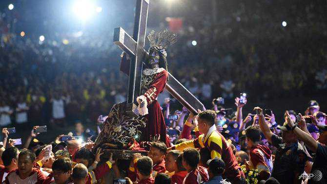 Hordes hoping for miracle throng Philippine Catholic procession