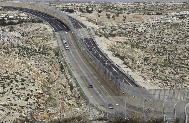 Israelis, Palestinians segregated on new highway