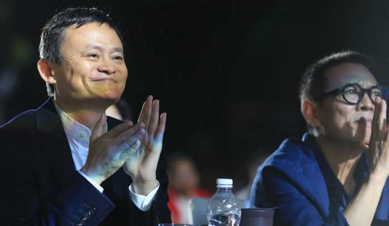 Jet Li looks 'better' at Alibaba chairman's awards ceremony