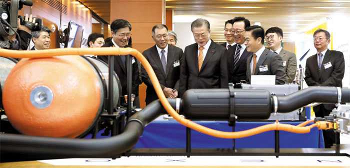 Moon Touts Hydrogen Cars in Visit to Ulsan