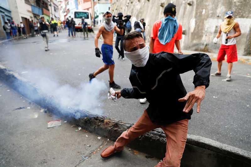 Venezuela arrests rogue soldiers after revolt