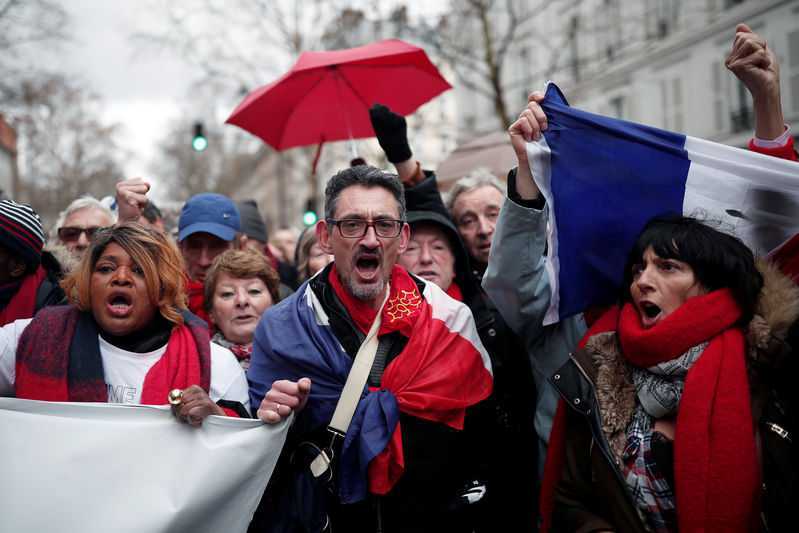 ‘Red scarf’ protesters march against ‘yellow vest’ violence