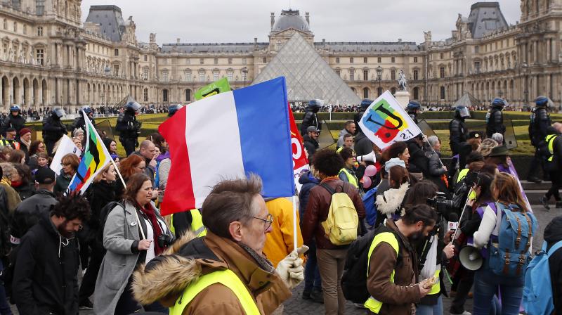 Protests of the 'yellow vests' escalates in Paris