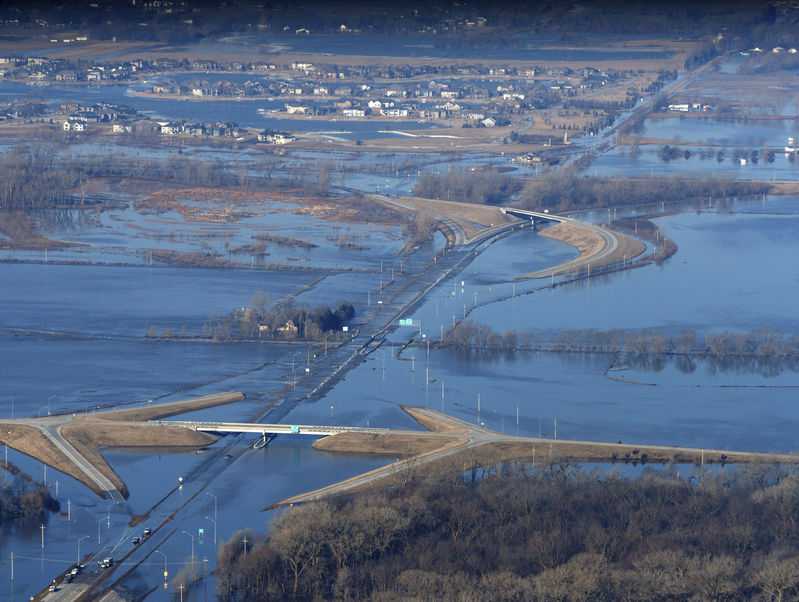 More evacuations in Midwest as floodwaters head downstream