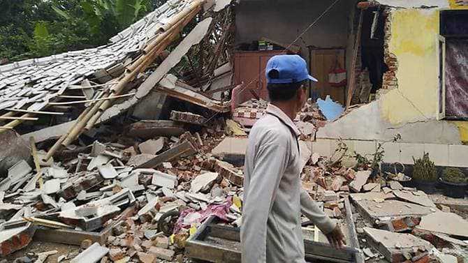 2 dead, dozens of tourists trapped after landslides in Lombok