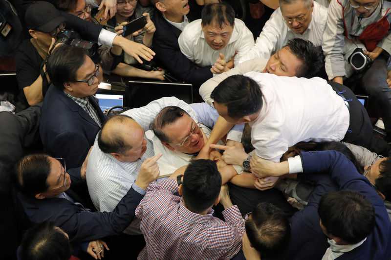 H.K. lawmakers brawl over extradition law