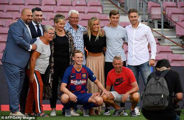 20000 Barcelona fans turn out to greet new signing Frenkie De Jong