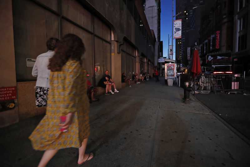 No lights, big city: Power outage KOs Broadway, Times Square