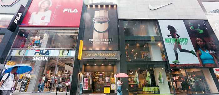 Sneakers Push out Cheap Cosmetic Shops in Seoul