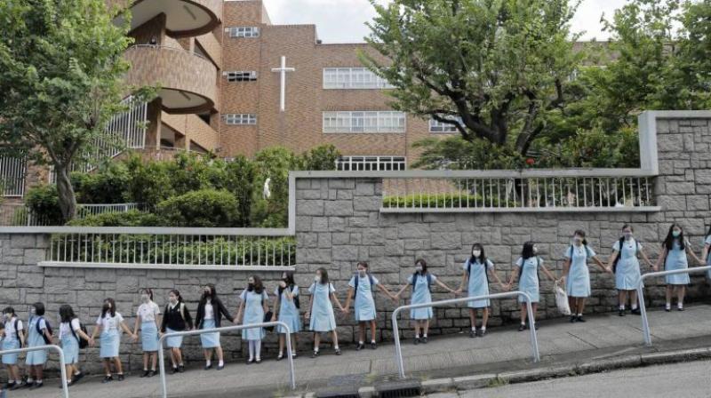 Hong Kong students form human chains in continuing protests