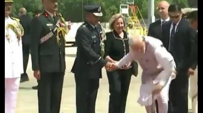 'Swachh Bharat' in US: PM Modi's gesture at Houston airport impresses netizens