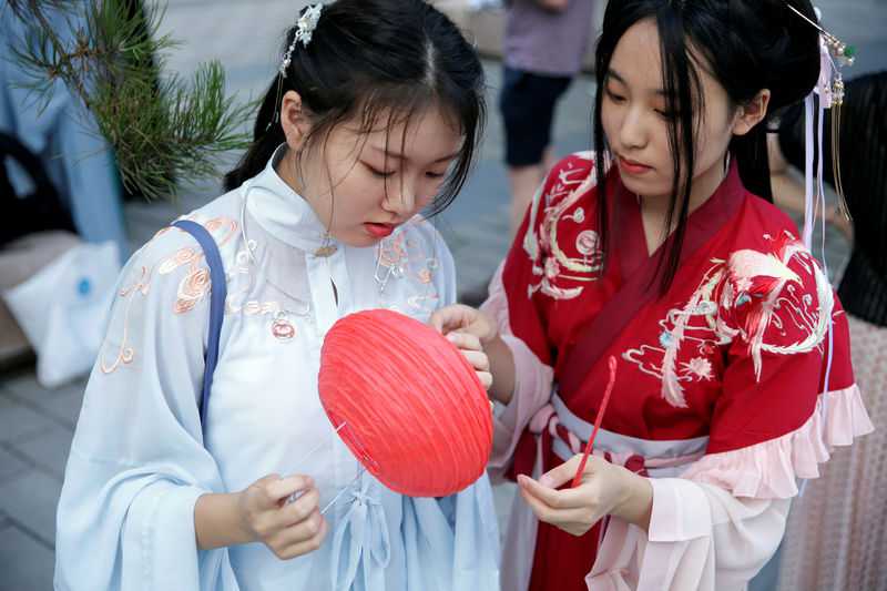 Hanfu clothes hip again among youngsters