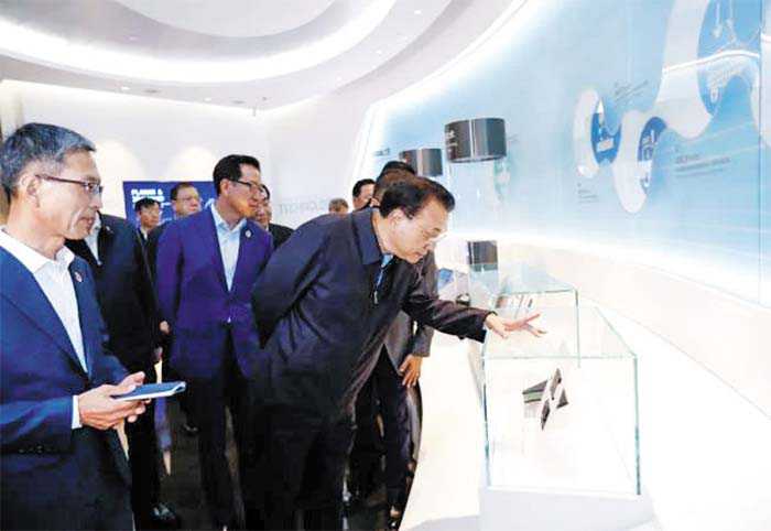 Chinese Premier in Surprise Visit to Samsung Chip Plant