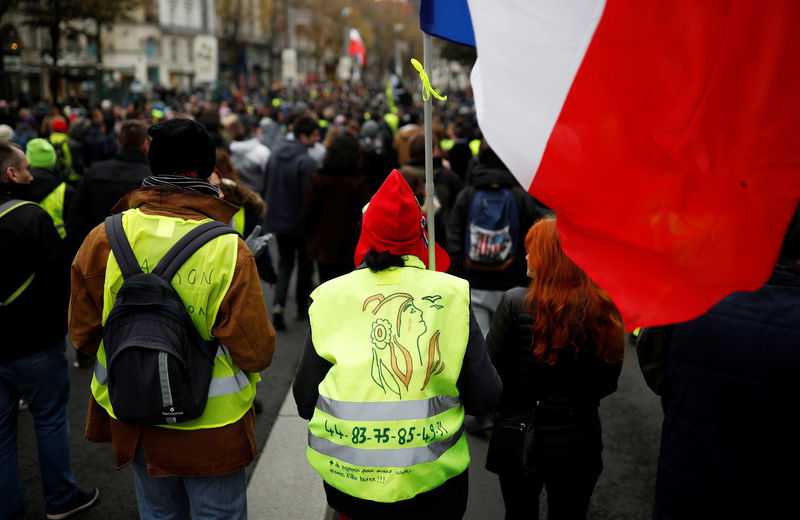 Police use tear gas on ‘yellow vest’ protests anniversary