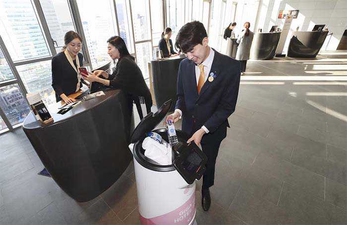AI Robot Starts Work at Hotel in Seoul