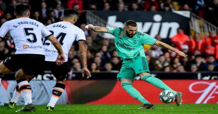 Benzema scores on last kick as Madrid draws 1-1 at Valencia