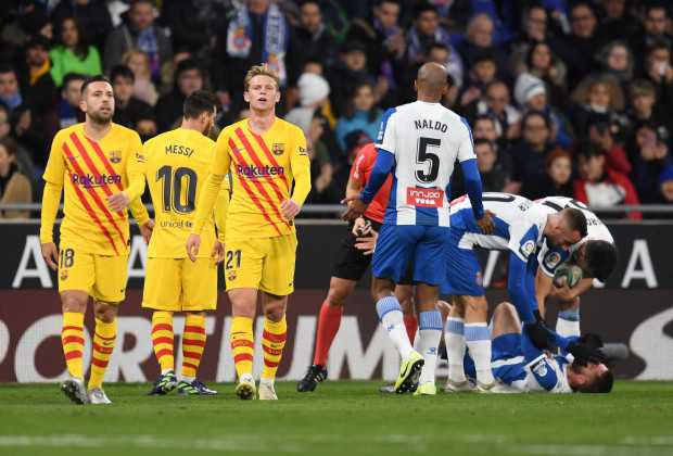 10-Man Barca Reclaim Top Spot After Thrilling Derby