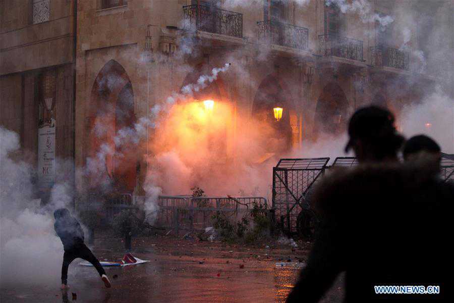 100 injured in clashes between protesters, riot police in Lebanon's capital: TV report