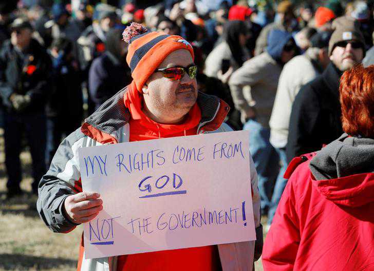 Thousands of armed U.S. gun rights activists join peaceful Virginia rally