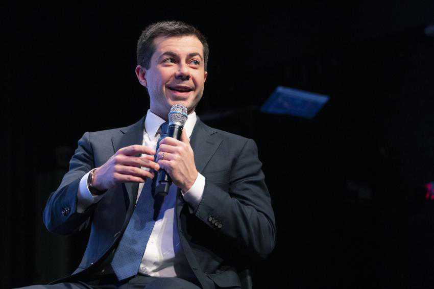 Buttigieg clings to narrow lead as Iowa results trickle in