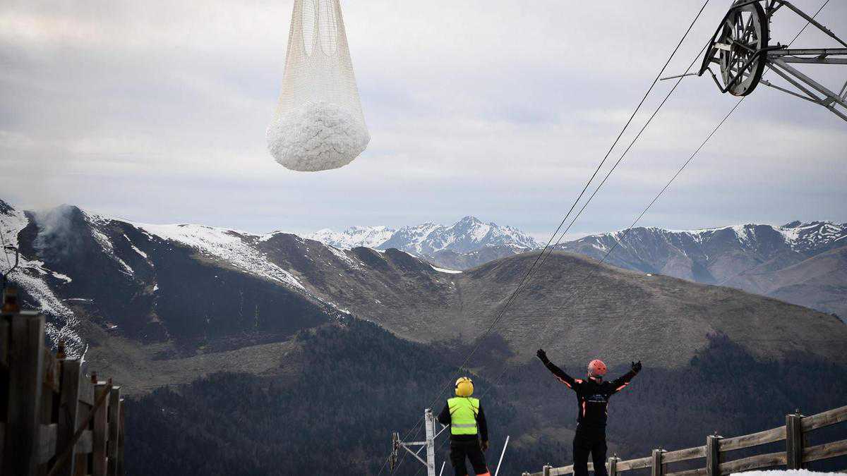 French ski resort uses helicopter to transport snow to lower slopes