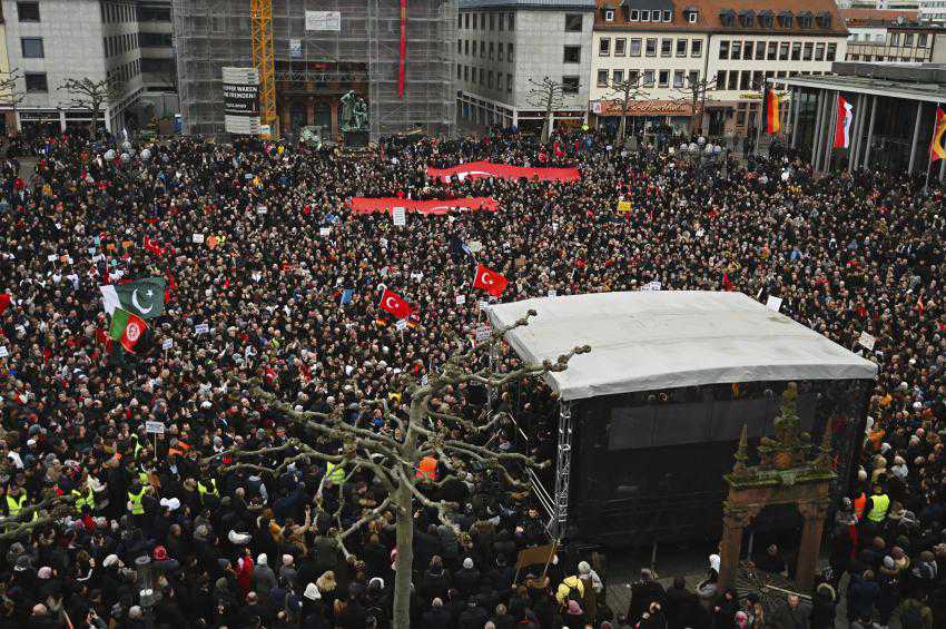 10,000 mourn victims of racist shooting rampage in Germany