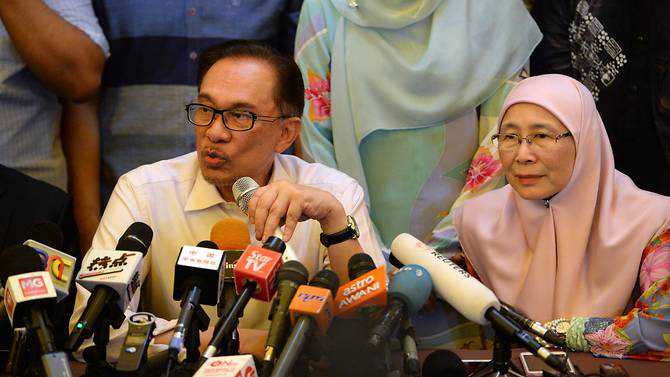 Anwar, Azizah to meet Malaysia king as talk over new ruling coalition intensifies