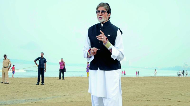 Amitabh Bachchan, Anand Mahindra face flak over fake news