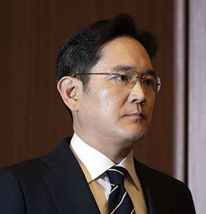 Prosecutors Seek Arrest Warrant for Samsung Chief