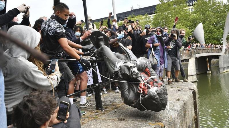 UK protesters take down slave trader’s statue, dump it in harbour