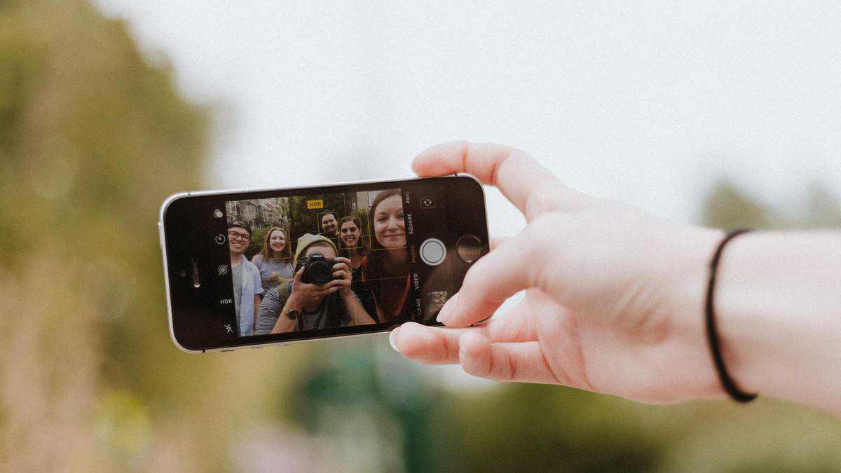 Apple developing iPhone feature that may allow users to create socially distanced group selfies