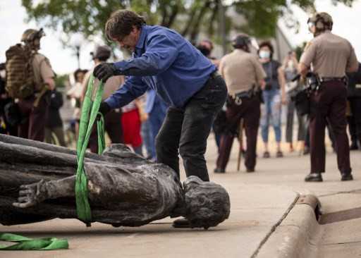 Protesters tear straight down Christopher Columbus statue in Saint Paul, Minnesota