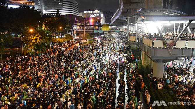 Thai protesters rally for 4th day in Bangkok despite ban on large gatherings