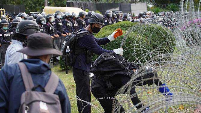 Thai protesters march to barracks against king's military power