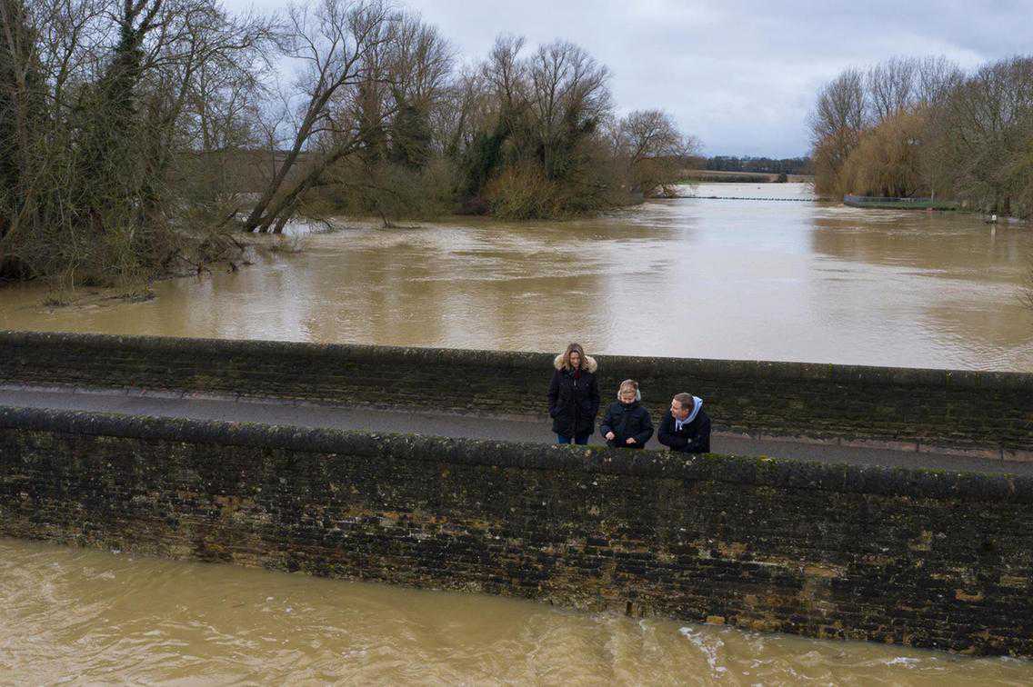 Storm Bella: Queen Elizabeth II Bridge closes and UK rivers swell to record levels