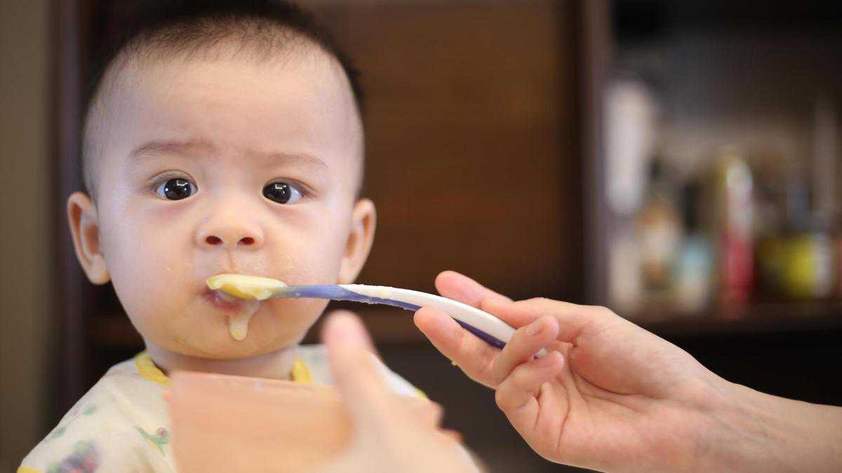 Baby-led weaning vs purees: Where to begin when 1st feeding solids to your son or daughter
