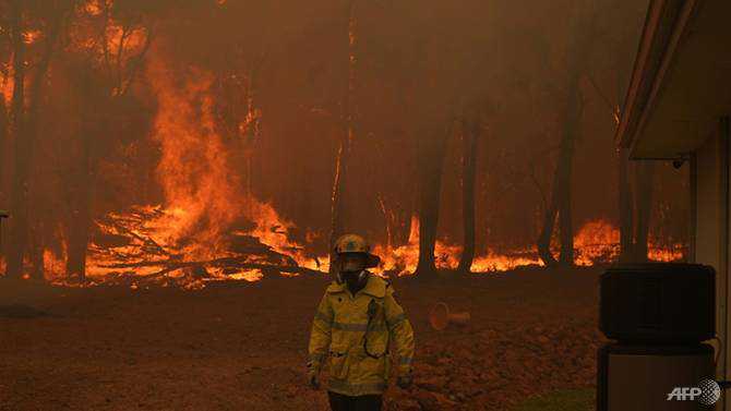 Firefighters hold off bushfire near Australia's Perth